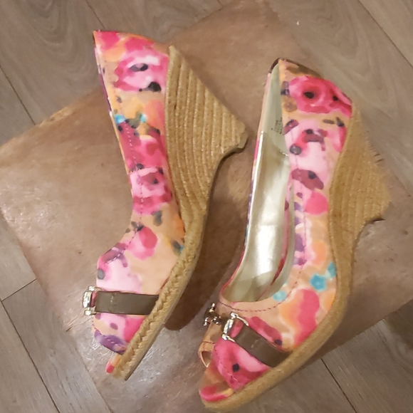 Nyguard Selena wedge style pump. - Picture 4 of 6